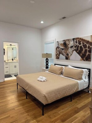 4 室のベッドルーム、デスク、アイロン / アイロン台、WiFi