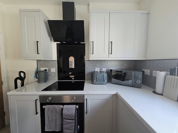 Refrigerador, microondas, horno, placa de cocina