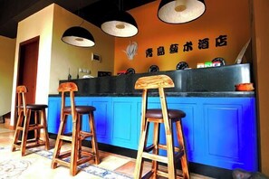Bar (on property) - Qing Niao Yi Shu Hotel (Kunming)