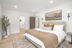 4 bedrooms, desk, iron/ironing board, travel crib