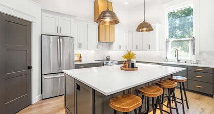 Heritage Heights-Close to Downtown & Pioneer Park - Luxury Finishes - EV charger