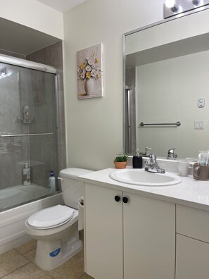 Haartrockner, Handtücher, Seife, Toilettenpapier