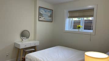 2 bedrooms, iron/ironing board, WiFi