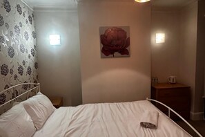 4 bedrooms, iron/ironing board, WiFi, bed sheets
