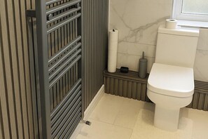シャワー、ヘアドライヤー、タオル