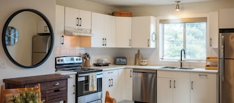 Hospital Walking distance/Pandosy Area/Close to Beach 2 bed/2 bath Carriage Home