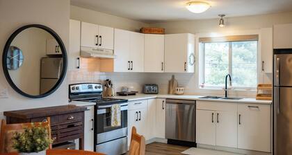 Hospital Walking distance/Pandosy Area/Close to Beach 2 bed/2 bath Carriage Home