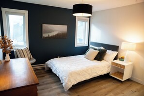 2 bedrooms, iron/ironing board, WiFi, bed sheets - Hospital Walking distance/Pandosy Area/Close to Beach 2 bed/2 bath Carriage Home (Kelowna)