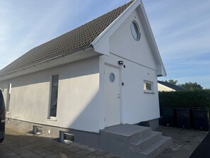 Exterior - Modern 1-Bedroom Apartment for 6 Near Kristianstad (Fjalkinge)