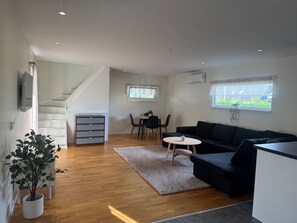 TV - Modern 1-Bedroom Apartment for 6 Near Kristianstad (Fjalkinge)