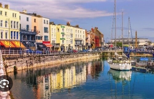 Pet-Friendly 2-Bed Apt, Sleeps 5, 10 mins to Beach