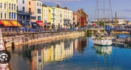 Pet-Friendly 2-Bed Apt, Sleeps 5, 10 mins to Beach