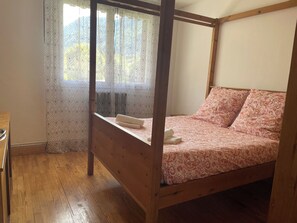 Room - Cozy Mountain View 3-bedroom Pyrenees Apartment (Saint Beat Lez)