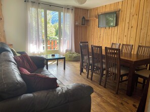 Living area - Cozy Mountain View 3-bedroom Pyrenees Apartment (Saint Beat Lez)