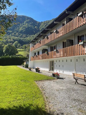 Exterior - Cozy Mountain View 3-bedroom Pyrenees Apartment (Saint Beat Lez)