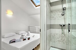 1 bedroom, bed sheets