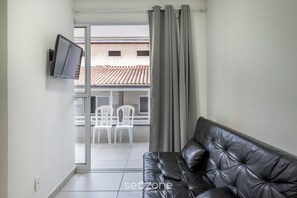 Basic Apartment | Living area