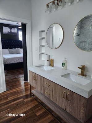 Shower, hair dryer, bidet, towels