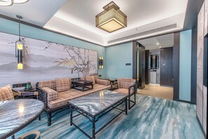 Suite Executive, 1 letto king, non fumatori, vista città | Soggiorno | TV LED 55 pollici con canali via cavo, altoparlanti intelligenti