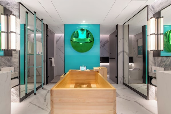 Executive Suite, 1 King Bed, Non Smoking, City View | Deep-soaking bathtub