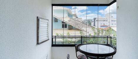 Basic Apartment | Dining