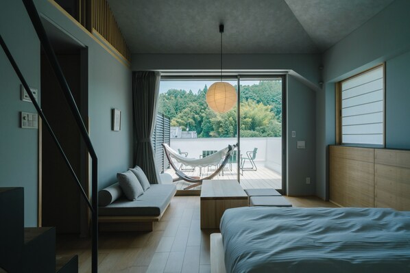 Superior loft, niet-roken, uitzicht op gebergte | Een kluis op de kamer, verduisterende gordijnen