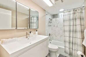 Secador de pelo, bidet, toallas, jabón