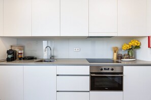 Fridge, oven, dishwasher, coffee/tea maker