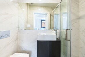 Shower, hair dryer, towels - GuestReady - Modern Aveiro nook (Aveiro)