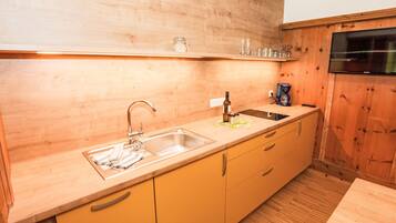 KĂŒhlschrank, GeschirrspĂŒler, Kochgeschirr/Geschirr/Besteck