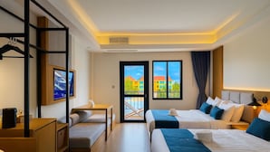 Kamar Quadruple Elite, 2 Tempat Tidur Double, pemandangan kolam renang | Selimut bulu angsa, brankas, meja kerja, dan tirai kedap cahaya