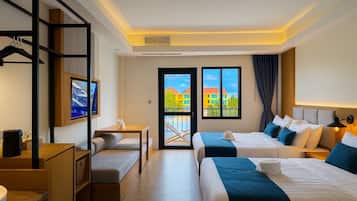 Elite-Vierbettzimmer, 2 Doppelbetten, Poolblick | Daunenbettdecken, Zimmersafe, Schreibtisch, Verdunkelungsvorhänge