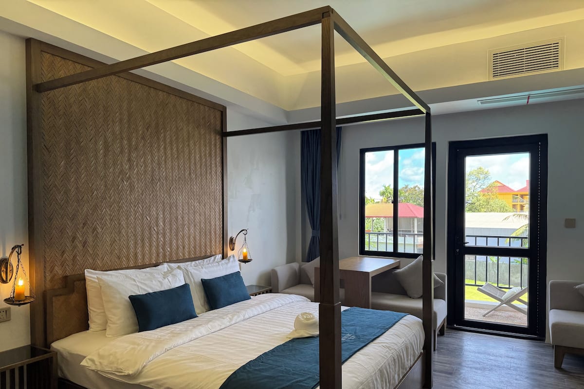 Habitación Elite doble, 1 cama de matrimonio, vistas a la piscina | Edredones de plumas, caja fuerte, escritorio y cortinas opacas