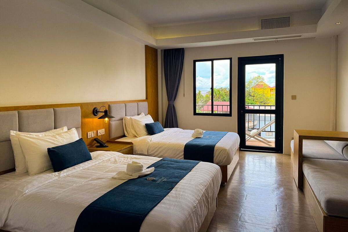 Habitación Elite con 2 camas individuales, 2 camas dobles, vistas a la piscina | Edredones de plumas, caja fuerte, escritorio y cortinas opacas