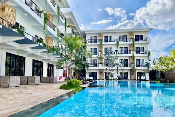 Outdoor pool, open 7:00 AM to 10:00 PM, pool umbrellas, sun loungers - Revery Hotel Siem Reap (Siem Reap)