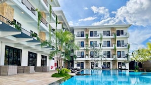 Kolam renang outdoor, dengan payung kolam renang dan kursi berjemur