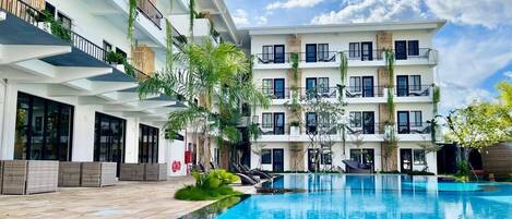 Outdoor pool, open 7:00 AM to 10:00 PM, pool umbrellas, sun loungers