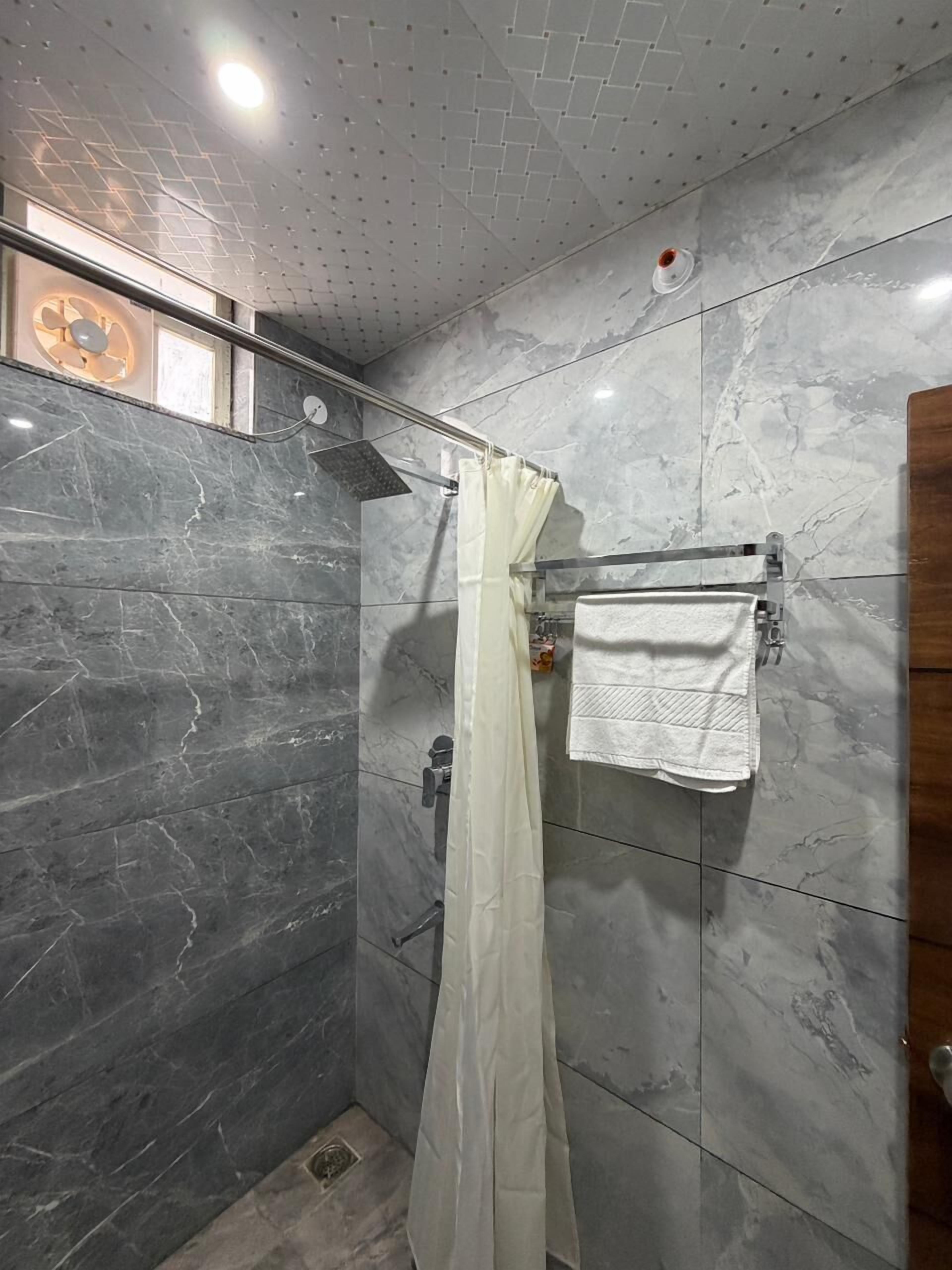 Habitación individual Deluxe, balcón, vistas a la montaña | Caja fuerte, decoración individual, mobiliario individual y escritorio