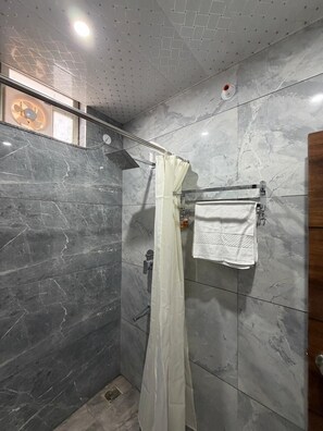 Deluxe eenpersoonskamer, balkon, uitzicht op bergen | Een kluis op de kamer, individueel gedecoreerd, individueel gemeubileerd