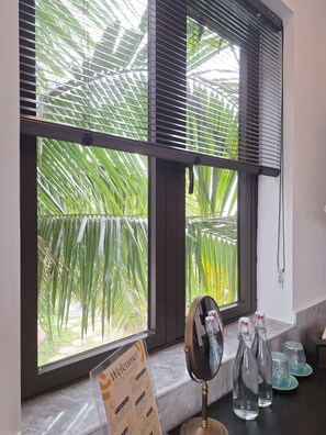 Kamar Twin Deluks, pemandangan kebun | Minibar, brankas, meja kerja, dan ruang kerja ramah laptop