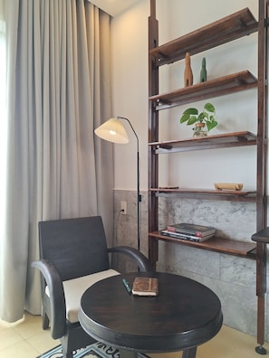 Minibar, in-room safe, desk, laptop workspace - The Interlude Boutique Villa (Thanh pho Hoi An, Quang Nam)