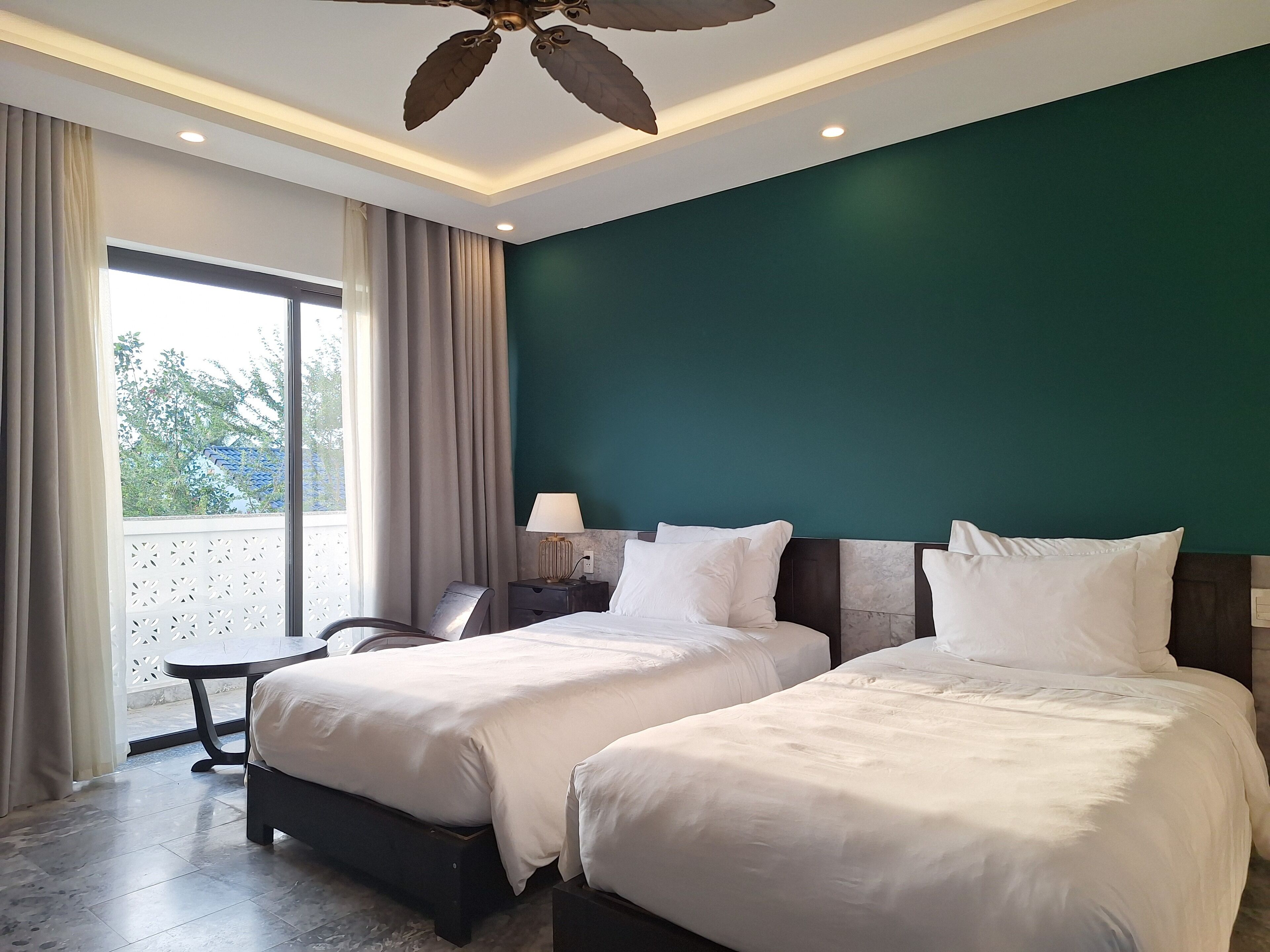 Deluxe Twin Room, Balcony | Minibar, in-room safe, desk, laptop workspace