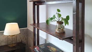 Kahden hengen deluxe-huone (kaksi sänkyä), näköala puutarhaan | Minibaari, tallelokero huoneessa, työpöytä