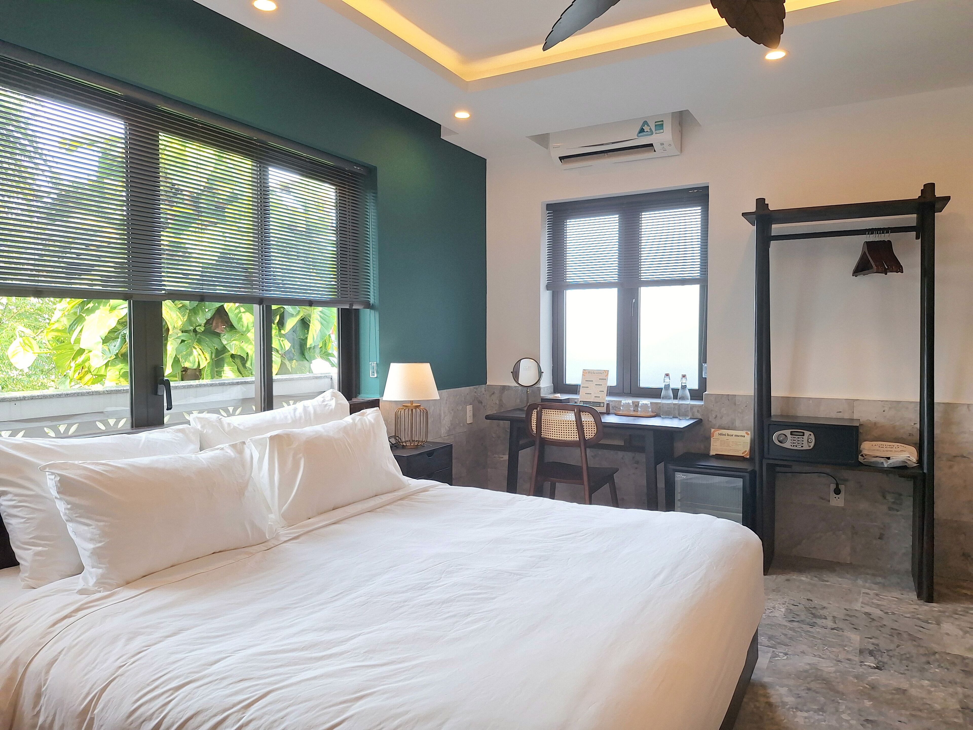 Minibar, caja de seguridad en la habitación y escritorio 