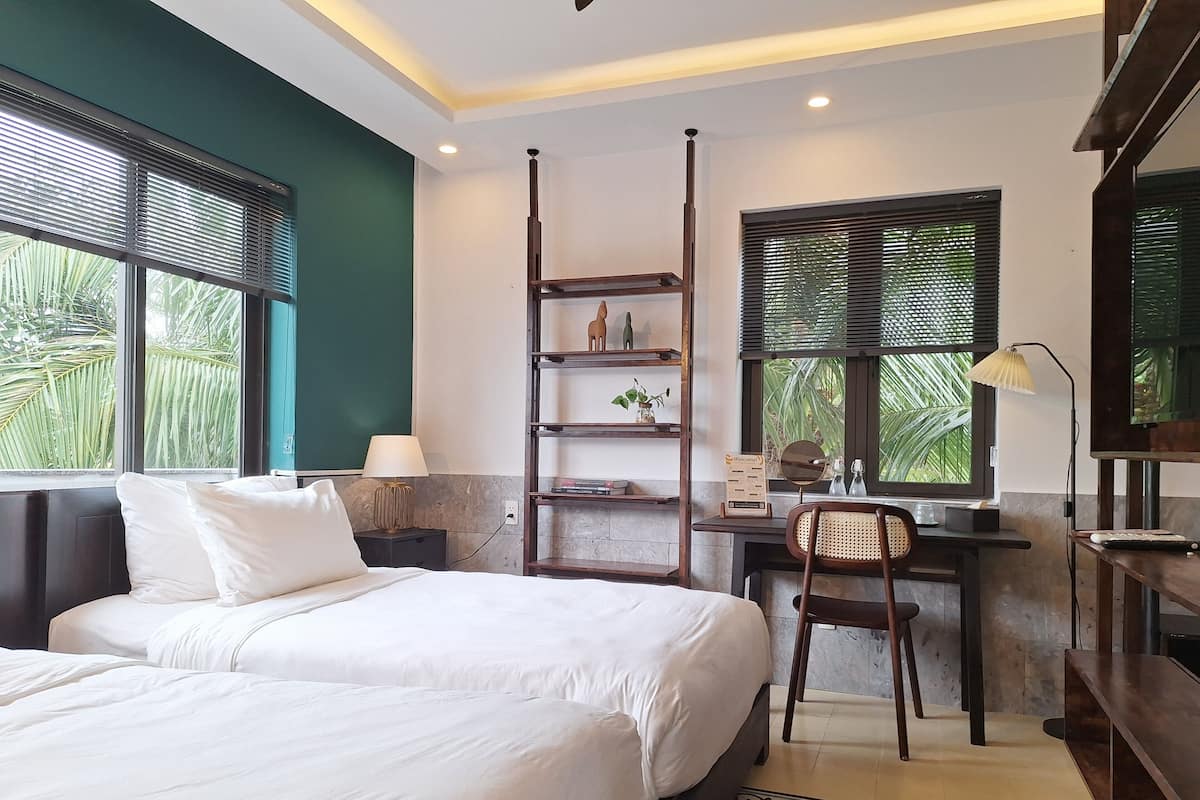 Phòng 2 giường đơn Deluxe, quang cảnh vườn | Minibar, két bảo mật tại phòng, bàn