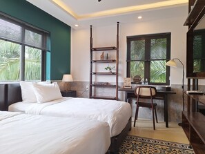 Chambre Deluxe avec lits jumeaux, vue jardin | Minibar, coffres-forts dans les chambres, bureau