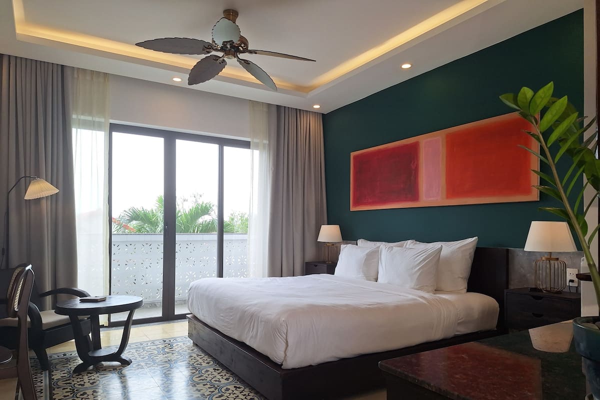 Phòng đôi Deluxe, ban công, quang cảnh hồ bơi | Minibar, két bảo mật tại phòng, bàn