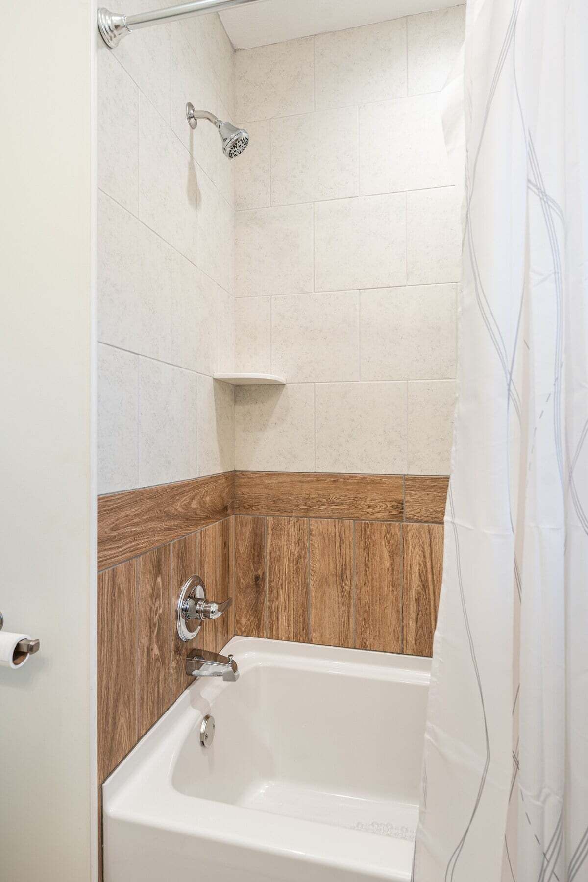 Ein Badezimmer mit Badewanne, Dusche und Toilette.