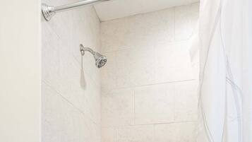Ein Badezimmer mit Badewanne, Dusche und Toilette.