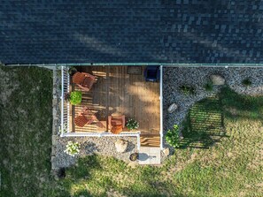 Vue aérienne d’une terrasse dotée d’un plancher en bois, d’un paillasson et de mobilier d’extérieur.